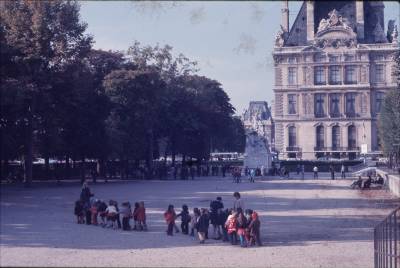 [Grupo de crianças no Jardin des Tuileries]